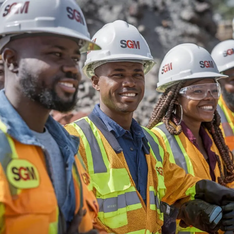 Équipe SGM souriante sur le terrain